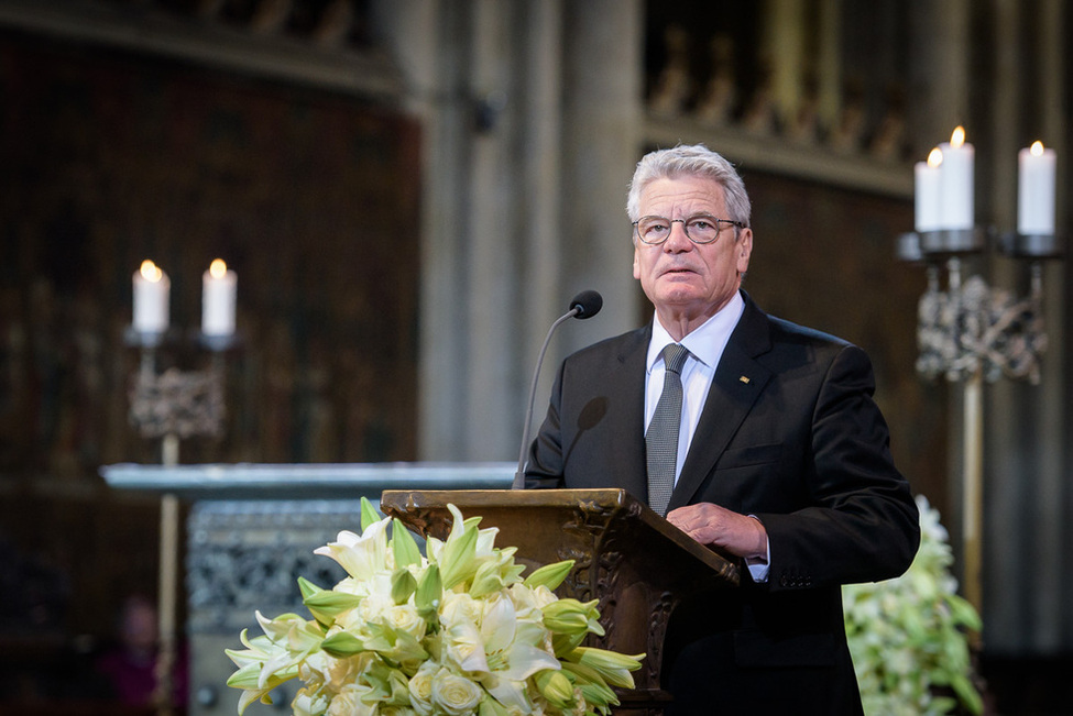 Bundespräsident Joachim Gauck hält eine Rede beim Trauerakt zum Gedenken an die Opfer des Flugzeugabsturzes in den französischen Alpen
