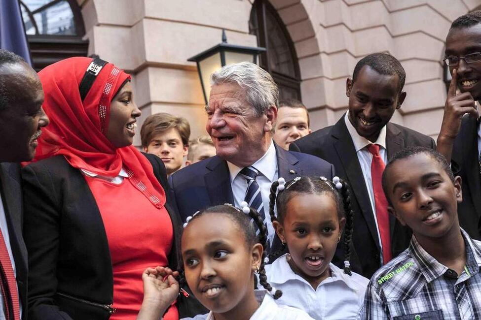 Bundespräsident Joachim Gauck begegnet Asma Abubaker Ali, Flüchtling aus Nordafrika, und weiteren Gästen beim Gedenktag für die Opfer von Flucht und Vertreibung im Schlüterhof des Deutschen Historischen Museum in Berlin 