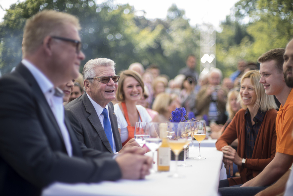 Bundespräsident Joachim Gauck im Austausch mit Ehrenamtlichen des 'Bundesverbands Deutsche Tafel' im Schlosspark während des Bürgerfests des Bundespräsidenten 2015