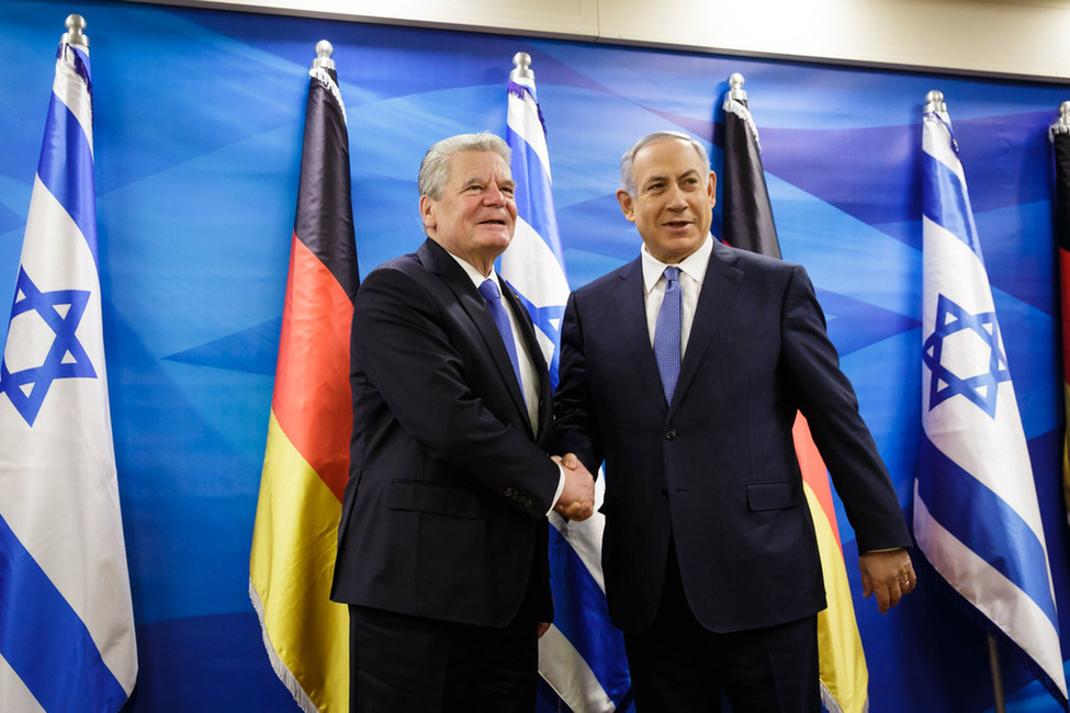 Bundespräsident Joachim Gauck wird von dem Ministerpräsidenten des Staates Israel, Benjamin Netanyahu, anlässlich des Besuchs im Staate Israel begrüßt