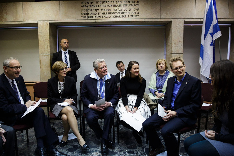 Bundespräsident Joachim Gauck tauscht sich während des Besuchs im Staate Israel mit Studierenden der Hebräischen Universität in Jerusalem aus