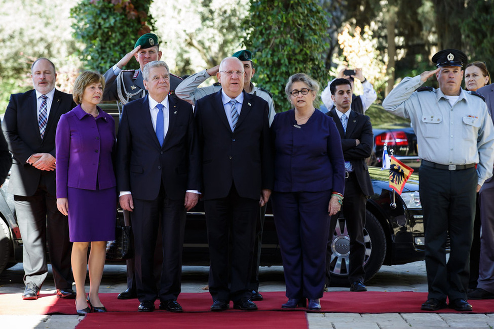 Bundespräsident Joachim Gauck wird vom israelischen Präsidenten Reuven Rivlin und von Nechama Rivlin anlässlich des Besuchs im Staate Israel in der Residenz in Jerusalem begrüßt