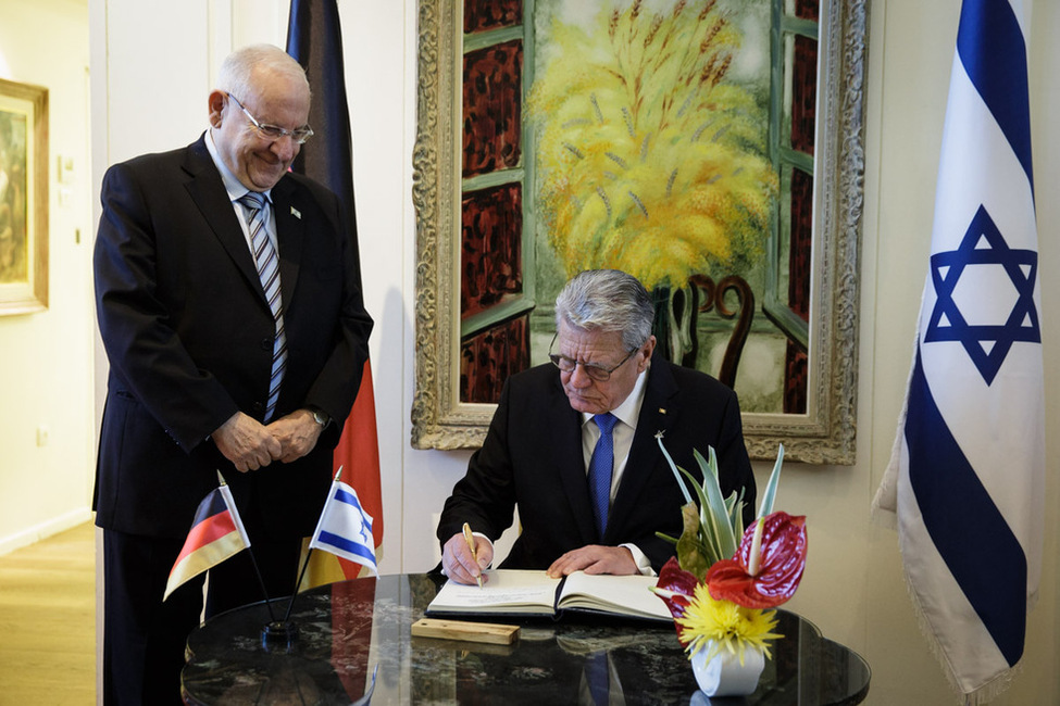 Bundespräsident Joachim Gauck trägt sich während des Besuchs im Staate Israel ins Gästebuch in der Residenz des Staatspräsidenten ein