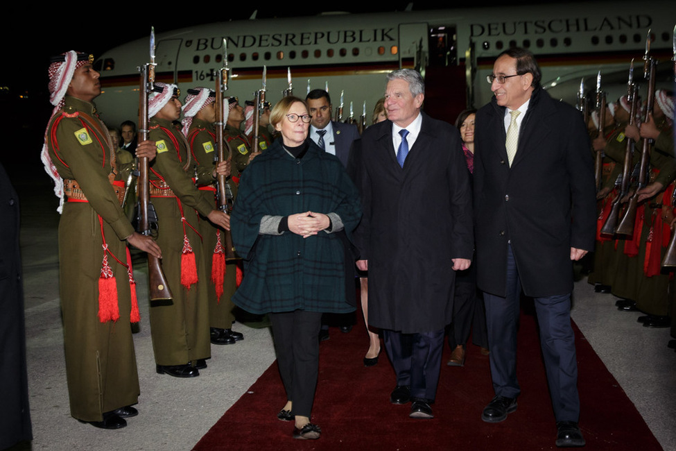Bundespräsident Joachim Gauck wird bei seiner Ankunft in Amman von der deutschen Botschafterin in Jordanien, Brigitta Maria Siefker-Eberle, anlässlich des offiziellen Besuchs im Haschemitischen Königreich Jordanien begrüßt