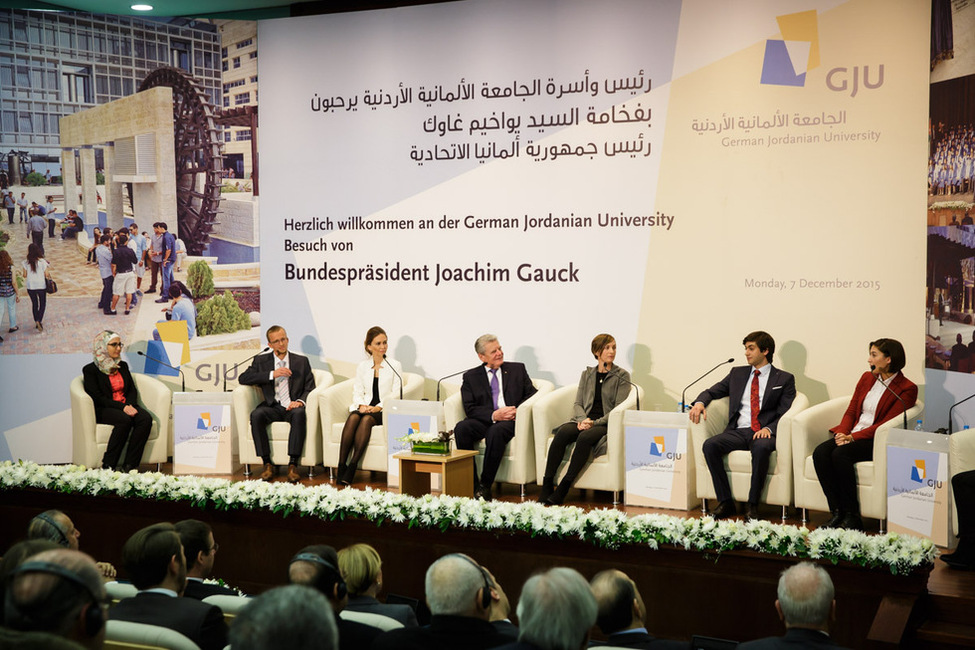 Bundespräsident Joachim Gauck diskutiert mit Studierenden, Lehrenden und Alumni der Deutsch-Jordanischen Hochschule während des offiziellen Besuchs im Haschemitischen Königreich Jordanien