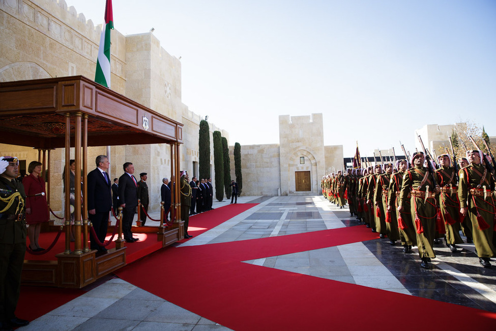 Bundespräsident Joachim Gauck wird von König Abdullah II. Ibn. Al-Hussein anlässlich des offiziellen Besuchs im Haschemitischen Königreich Jordanien mit militärischen Ehren im Husseiniye Palast begrüßt