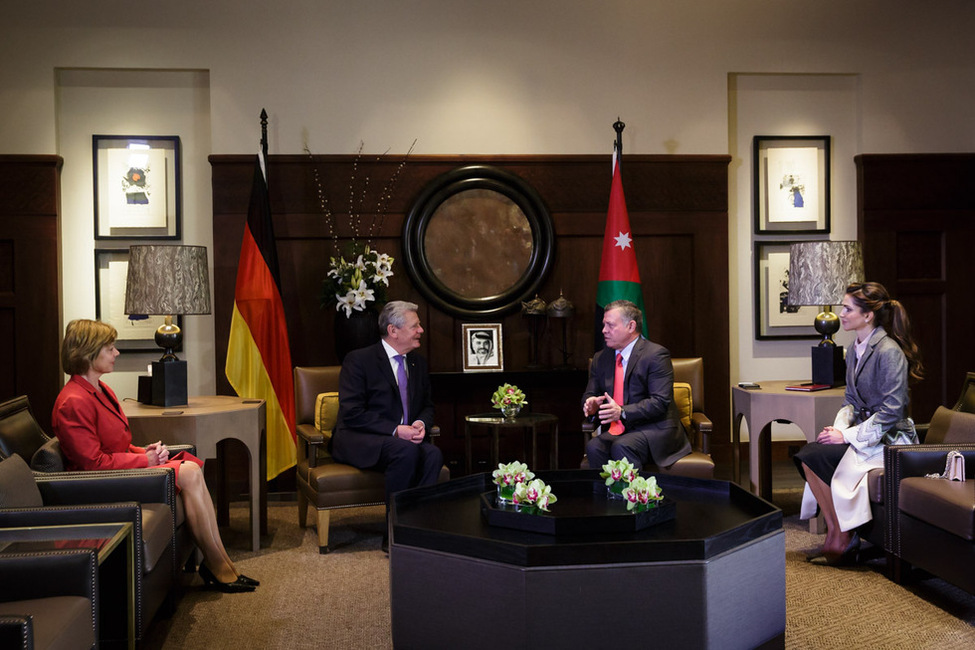 Bundespräsident Joachim Gauck und Daniela Schadt im Gespräch mit König Abdullah II. Ibn. Al-Hussein und Königin Rania im Husseiniye Palast während des offiziellen Besuchs im Haschemitischen Königreich Jordanien