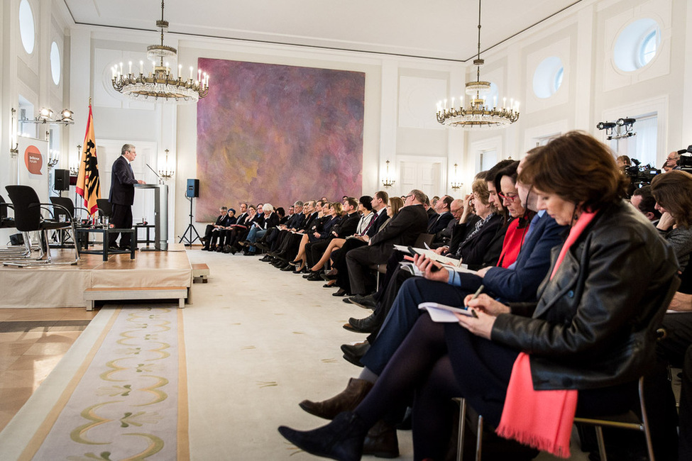 Bundespräsident Joachim Gauck hält eine Rede zur Eröffnung des Bellevue Forums 'Flüchtlinge – eine Herausforderung für Europa' im Großen Saal in Schloss Bellevue