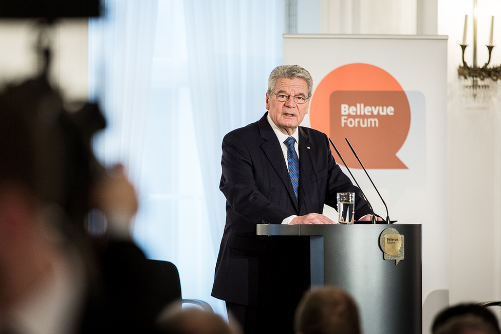 Bundespräsident Joachim Gauck hält eine Rede zur Eröffnung des Bellevue Forums 'Flüchtlinge – eine Herausforderung für Europa' im Großen Saal in Schloss Bellevue