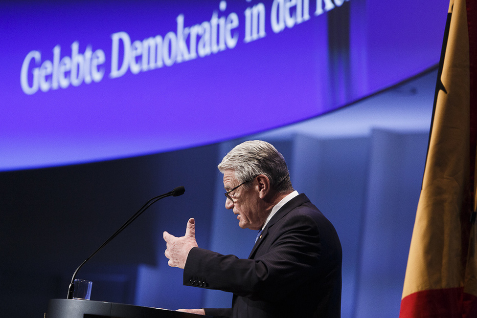 Bundespräsident Joachim Gauck hält eine Rede vor rund 750 Kommunalpolitikern aus ganz Deutschland bei der Veranstaltung "Gelebte Demokratie in den Kommunen" im Berlin Congress Center anlässlich eines Empfangs zum Tag des Grundgesetzes (© Carsten Koall) Bundespräsident Joachim Gauck hält eine Rede vor rund 750 Kommunalpolitikern aus ganz Deutschland bei der Veranstaltung "Gelebte Demokratie in den Kommunen" im Berlin Congress Center anlässlich eines Empfangs zum Tag des Grundgesetzes