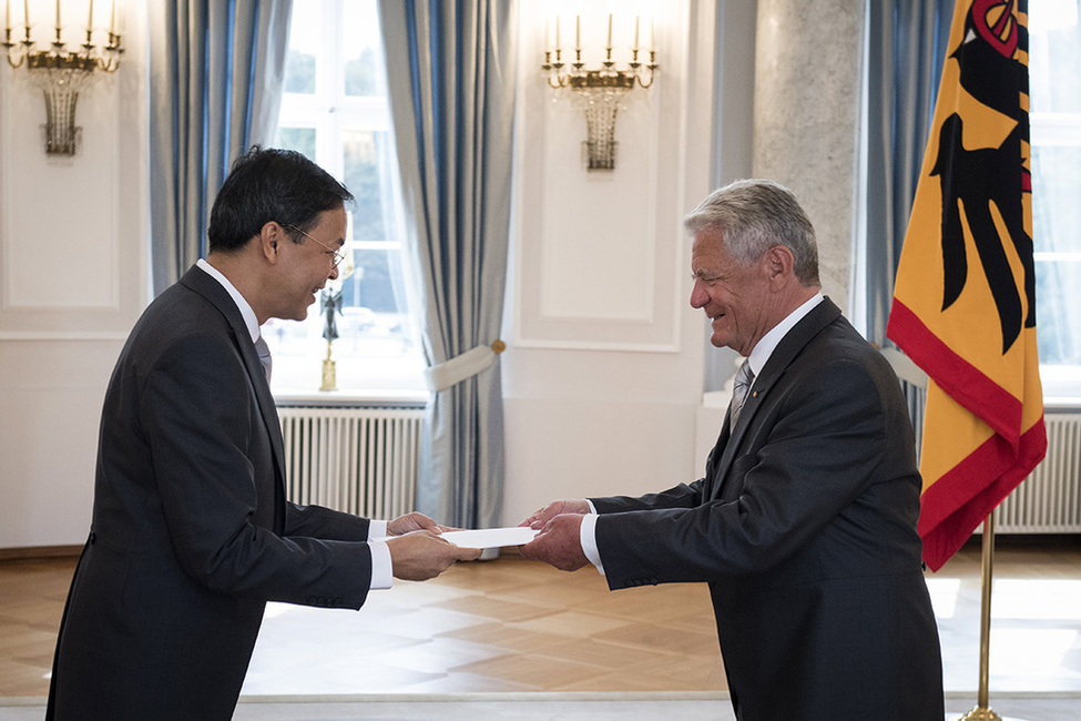 Bundespräsident Joachim Gauck empfängt das Beglaubigungsschreibens von Dhiravat Bhumichitr aus dem Königreich Thailand anlässlich der Akkreditierung von Botschaftern im Langhanssaal von Schloss Bellevue