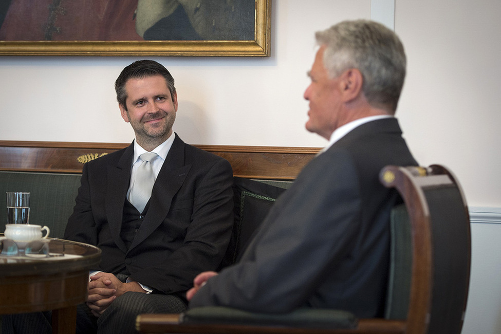 Bundespräsident Joachim Gauck im Gespräch mit dem Botschafter der Republik Island, Martin Eyjólfsson, im Salon Luise anlässlich der Akkreditierung von Botschaftern