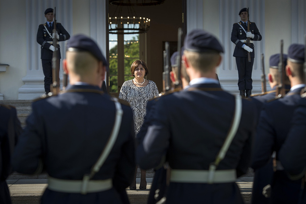 Kleines militärisches Zeremoniell für die Botschafterin der Republik Kolumbien, María Lorena Gutiérrez Botero, im Ehrenhof anlässlich der Akkreditierung von Botschaftern in Schloss Bellevue