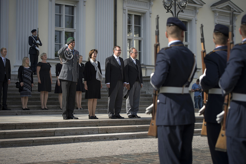 Kleines militärisches Zeremoniell für den Botschafter der Republik Estland, William Mart Laanemäe, im Ehrenhof anlässlich der Akkreditierung von Botschaftern in Schloss Bellevue