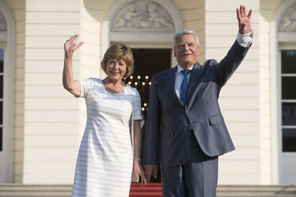 Bundespräsident Joachim Gauck und Daniela Schadt begrüßen die Gäste des Bürgerfests des Bundespräsidenten 2016 auf der Schlossterrasse in Schloss Bellevue