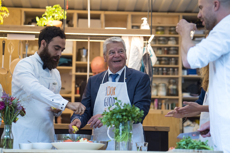 Bundespräsident Joachim Gauck und Daniela Schadt im Gespräch mit Projektmitarbeitern von 'Über den Tellerrand' anlässlich der Eröffnung des Bürgerfests des Bundespräsidenten 2016 