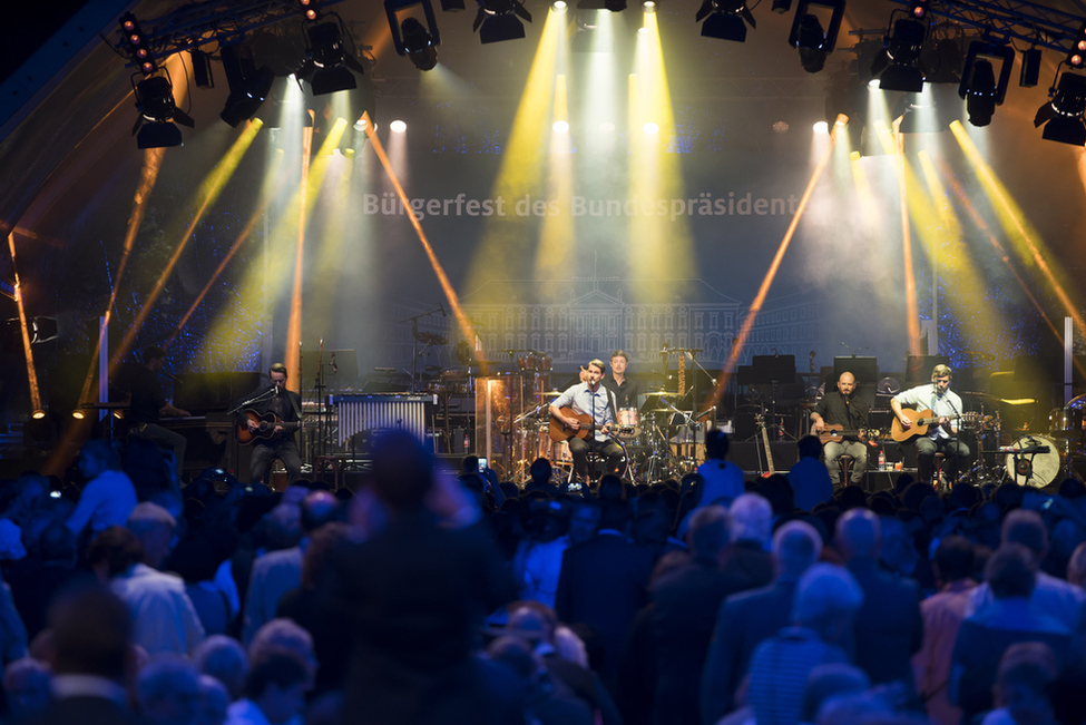 Auftritt der Band Revolverheld auf der Parkbühne im Schlosspark von Schloss Bellevue anlässlich der Eröffnung des Bürgerfests des Bundespräsidenten 2016 