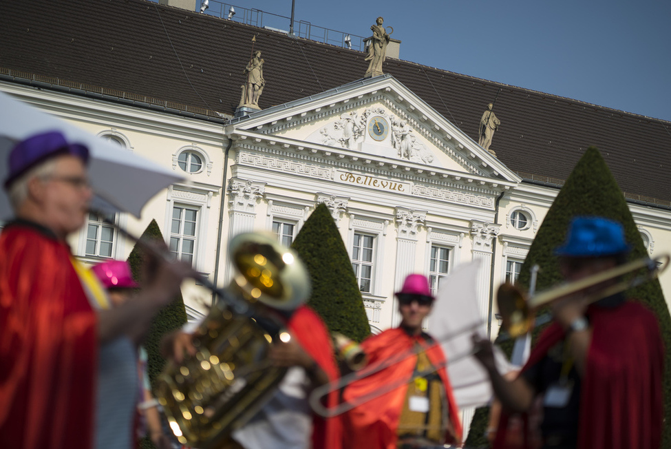 Musiker von IG Blech vor dem Schloss anlässlich des Bürgerfests des Bundespräsidenten 2016 