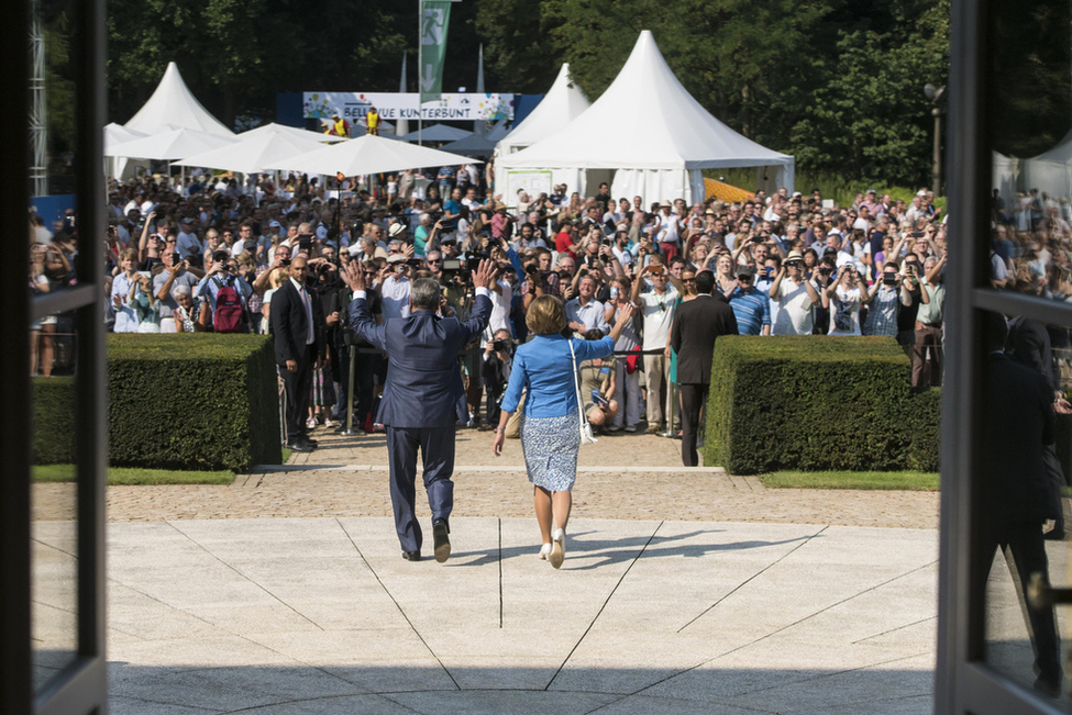 Bundespräsident Joachim Gauck und Daniela Schadt begrüßen die Gäste des Bürgerfests des Bundespräsidenten 2016 auf der Schlossterrasse in Schloss Bellevue