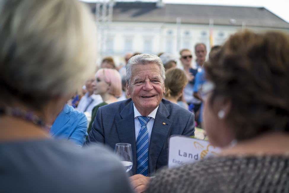 Bundespräsident Joachim Gauck im Austausch mit dem LandfrauenVerband e. V. im Schlosspark anlässlich des Bürgerfests des Bundespräsidenten 2016 