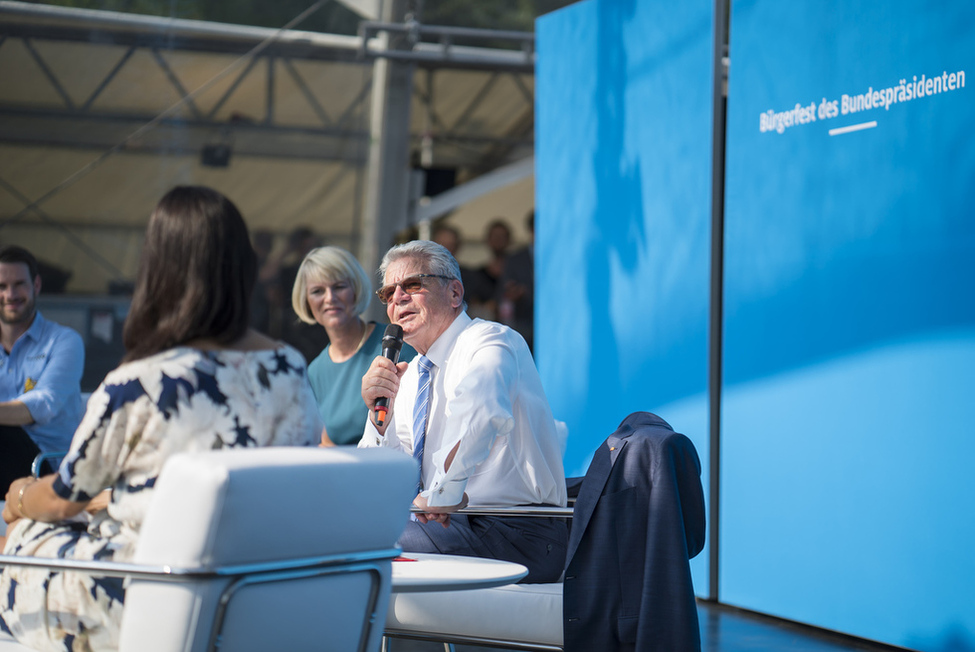 Bundespräsident Joachim Gauck bei der Diskussion 'Jung, Entschlossen, Engagiert!' Der Bundespräsident im Gespräch mit Vorbildern anlässlich des Bürgerfests des Bundespräsidenten 2016 