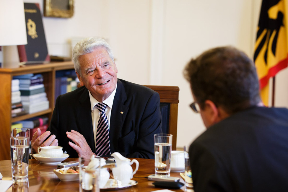 Bundespräsident Joachim Gauck beim Gespräch mit Corinna Buschow und Thomas Schiller im Amtszimmer anlässlich eines Interviews mit dem Evangelischen Pressedienst (epd)