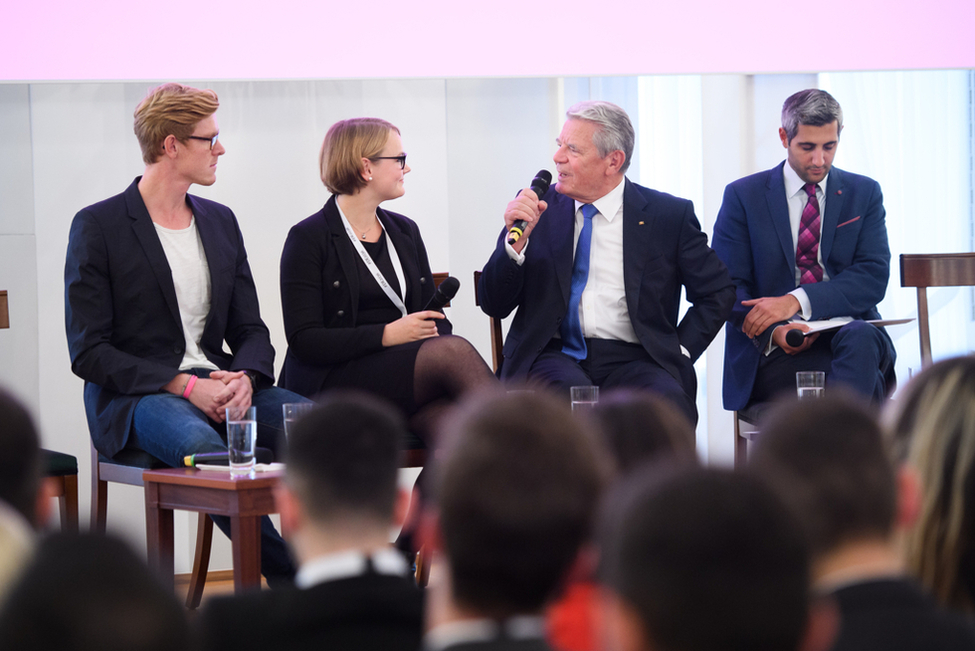 Bundespräsident Joachim Gauck diskutiert mit Teilnehmerinnen und Teilnehmern des Zukunftsforums für Jugendliche '#DE2036 – Wie soll es aussehen, dieses Land? Deutschland in 20 Jahren' im Großen Saal von Schloss Bellevue 