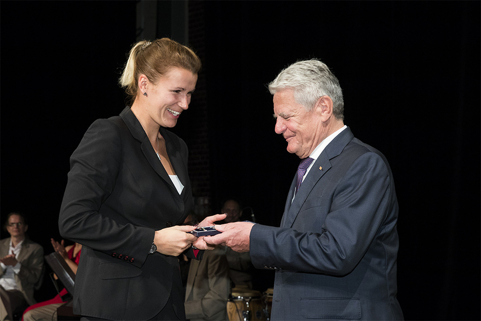 Bundespräsident Joachim Gauck übergibt das Silberne Lorbeerblatt an die Kanutin Franziska Weber bei der Verleihung des Silbernen Lorbeerblattes an die Medaillengewinner der Olympischen und Paralympischen Spiele in Radialsystem in Berlin