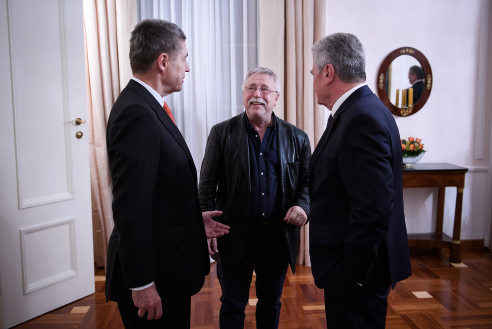 Bundespräsident Joachim Gauck begrüßt Wolf Biermann im Salon Luise anlässlich eines Abendessens zu seinen Ehren in Schloss Bellevue 