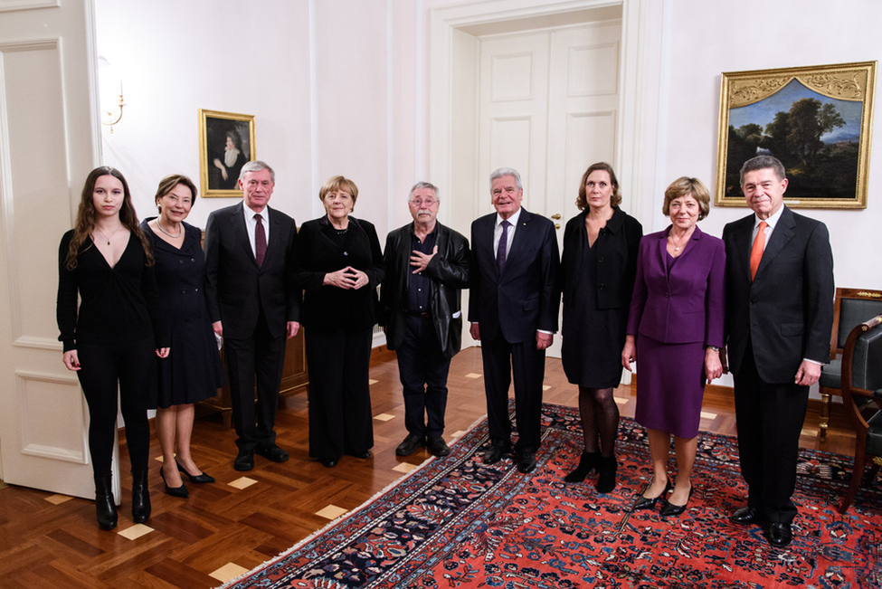 Bundespräsident Joachim Gauck begrüßt seine Ehrengäste im Salon Luise anlässlich eines Abendessens zu Ehren von Wolf Biermann in Schloss Bellevue 