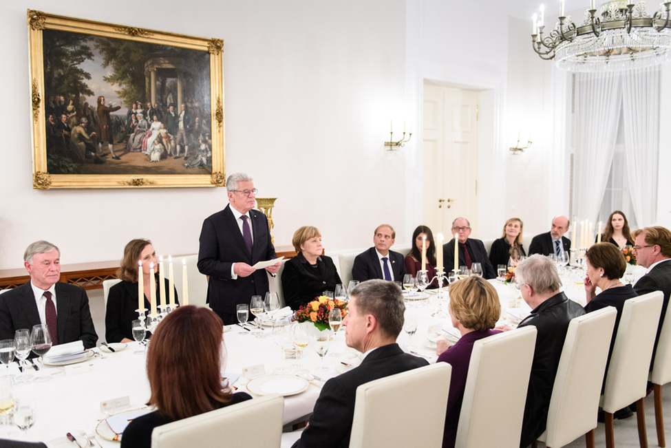 Bundespräsident Joachim Gauck hält eine Tischrede im Schinkelsaal anlässlich eines Abendessens zu Ehren von Wolf Biermann in Schloss Bellevue 