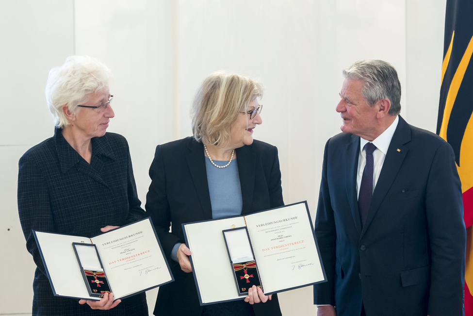Bundespräsident Joachim Gauck bei der Auszeichnung von Anne-Marie Cordes und Meike Völker mit dem Verdienstkreuz am Bande anlässlich der Verleihung des Verdienstordens zum Tag des Ehrenamtes in Schloss Bellevue
