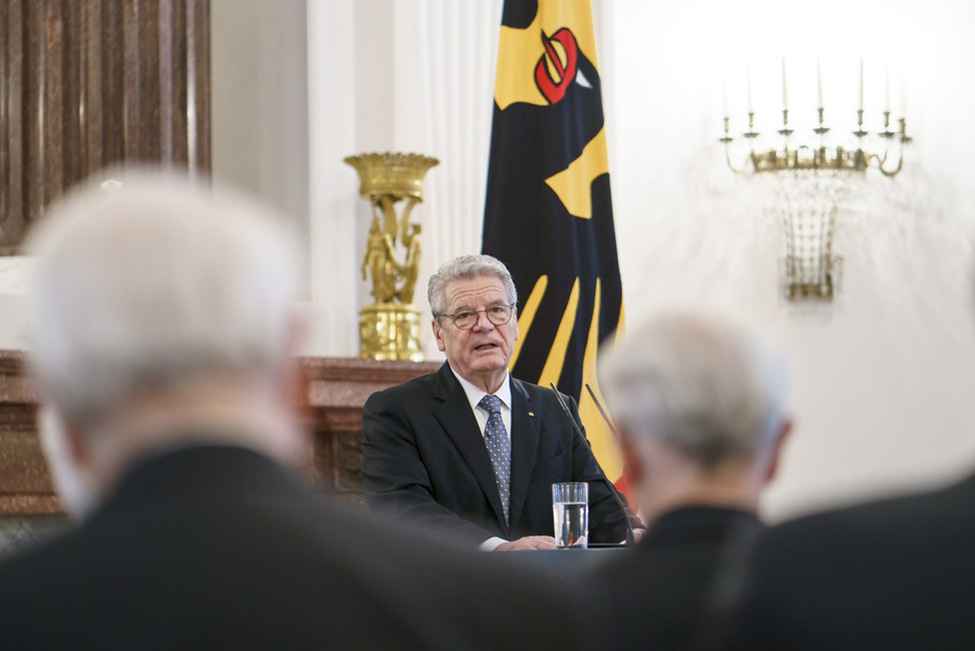 Bundespräsident Joachim Gauck hält eine Ansprache bei der Verleihung des Großen Verdienstkreuzes an Franz Herzog von Bayern im Langhanssaal von Schloss Bellevue 