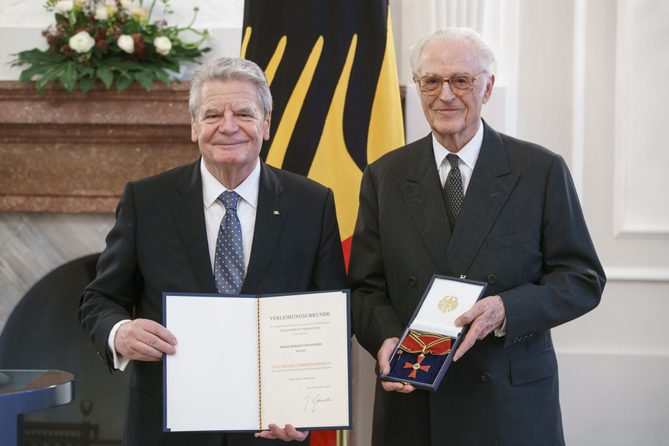Bundespräsident Joachim Gauck übergibt das Große Verdienstkreuz an Franz Herzog von Bayern im Langhanssaal von Schloss Bellevue 