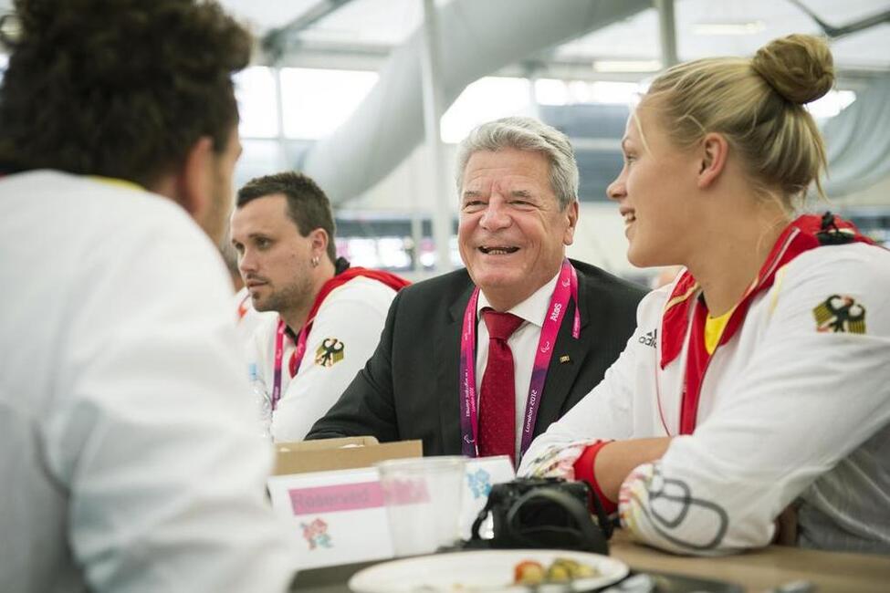 Bundespräsident Joachim Gauck bei der Begegnung mit Sportlern und Sportlerinnen bei den Olympischen Spielen (Archivbild) (© Sandra Steins) Bundespräsident Joachim Gauck bei der Begegnung mit Sportlern und Sportlerinnen bei den Olympischen Spielen (Archivbild)