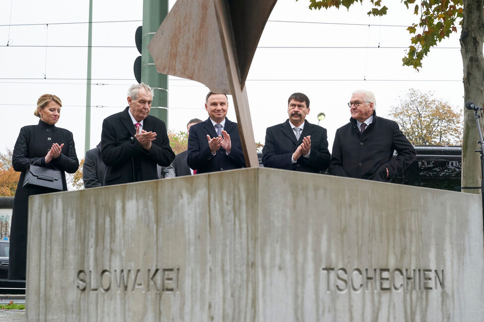 Federal President Frank-Walter Steinmeier, together with the Presidents of Poland, Slovakia, the Czech Republic and Hungary at the memorial at Bernauer Strasse which pays tribute to the role played by the Visegrad states in the fall of the Berlin Wall (© Henning Schacht) Federal President Frank-Walter Steinmeier, together with the Presidents of Poland, Slovakia, the Czech Republic and Hungary at the memorial at Bernauer Strasse which pays tribute to the role played by the Visegrad states in the fall of the Berlin Wall