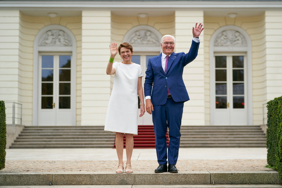 Federal President Frank-Walter Steinmeier and Elke Büdenbender welcome guests to the Citizens' Festival of the Federal President 2022