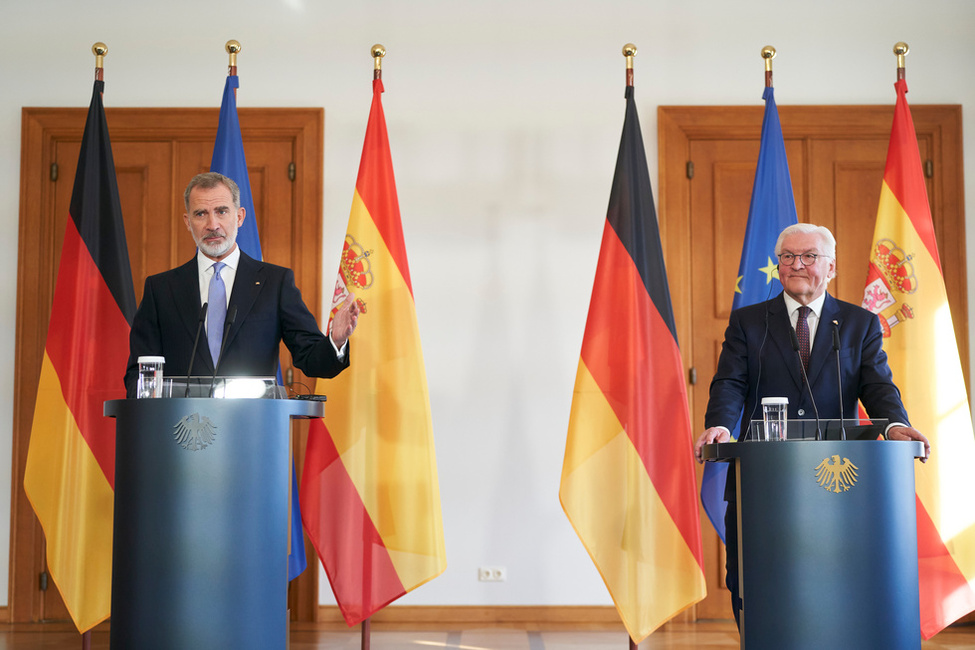 Federal President Frank-Walter Steinmeier and King Felipe VI of Spain at a joint press conference at Schloss Bellevue