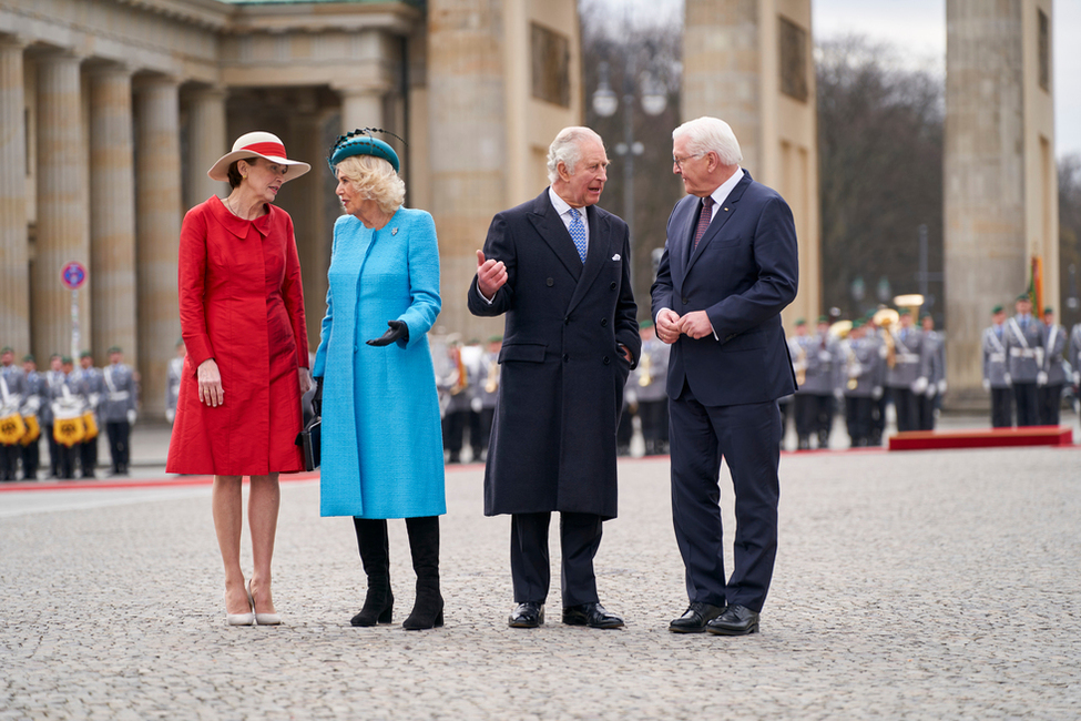 Federal President Steinmeier and Elke Büdenbender welcome King Charles III. and Queen Consort Camilla at Brandenburg Gate