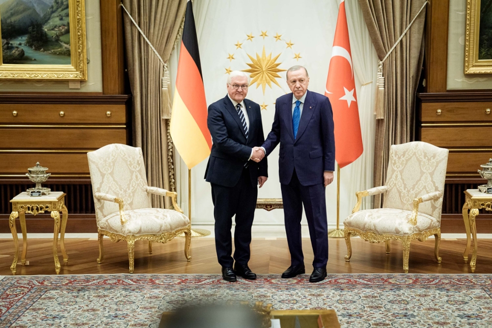 Federal-President Steinmeier and President Recep Tayyip Erdoğan shake hands (© Bundesregierung/Denzel) Federal-President Steinmeier and President Recep Tayyip Erdoğan shake hands