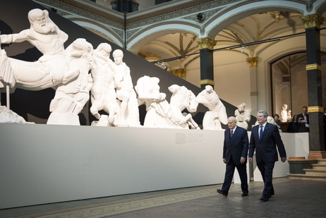 The Federal President and Karolos Papoulias, President of the Hellenic Republic, visit the exhibition “Olympia: Myth – Cult – Games”. (© Sandra Steins) The Federal President and Karolos Papoulias, President of the Hellenic Republic, visit the exhibition “Olympia: Myth – Cult – Games”.