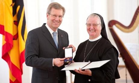 Bundespräsident Christian Wulff überreicht den Bundesverdienstorden