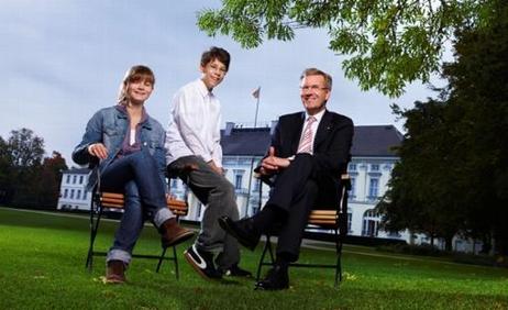 Bundespräsident Christian Wulff mit den beiden Kinderreportern im Park von Schloss Bellevue