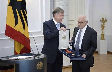 Der Bundespräsident überreicht Fritz Stern das Verdienstkreuz.