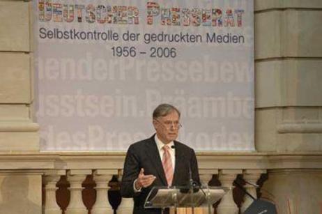 Bundespräsident Horst Köhler am Rednerpult im Museum für Kommunikation; im Hintergrund der Schriftzug "Deutscher Presserat - Selbstkontrolle der gedruckten Medien, 1956 - 2006"