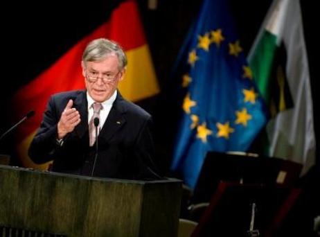 Bundespräsident Horst Köhler am Rednerpult. Im Hintergrund sind die Fahnen der Bundesrepublik, die der Europäischen Union und die Sachsens zu sehen. 